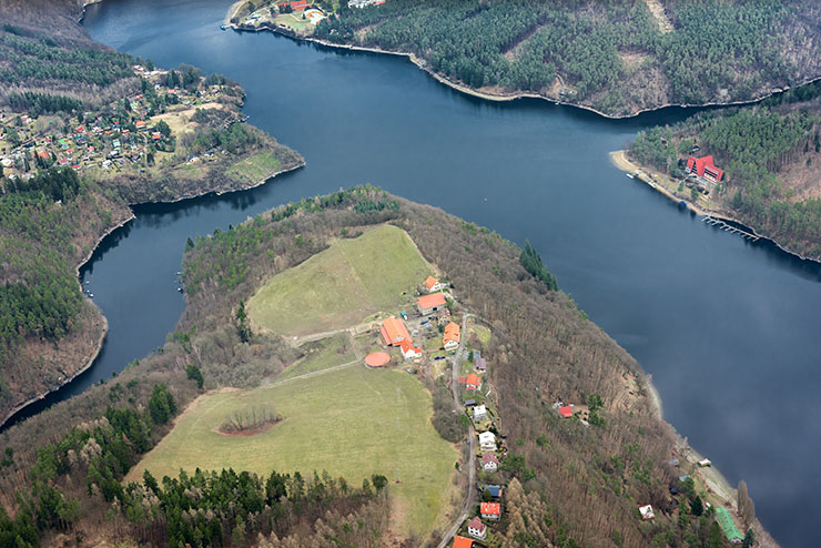 Letecký snímek současné podoby údolí Vltavy v lokalitě Moráň. Foto z 12. 3. 2017. Foto Vojtěch Pavelčík.